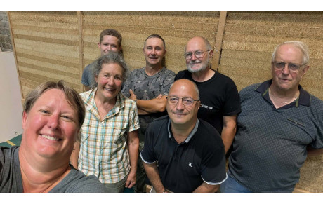 Remplacement des bandes de stramits au gymnase Lasalle.